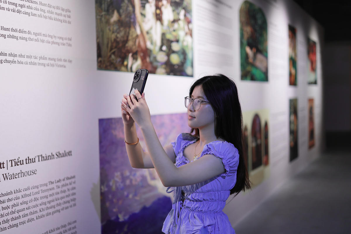 Nhiều khách tham quan chụp ảnh lại các tác phẩm được trình chiếu. Việc được nhìn cận cảnh các bức vẽ qua màn hình lớn giúp nhận ra nhiều chi tiết khác biệt so với khi xem trên sách hoặc internet.