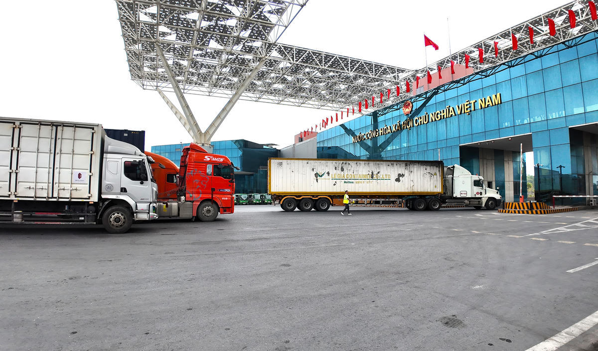 Các phương tiện chở hàng hóa thông quan tại khu vực cầu Bắc Luân II – Cửa khẩu Quốc tế Móng Cái vào ngày cuối tuần. Ảnh: Ngọc Anh.