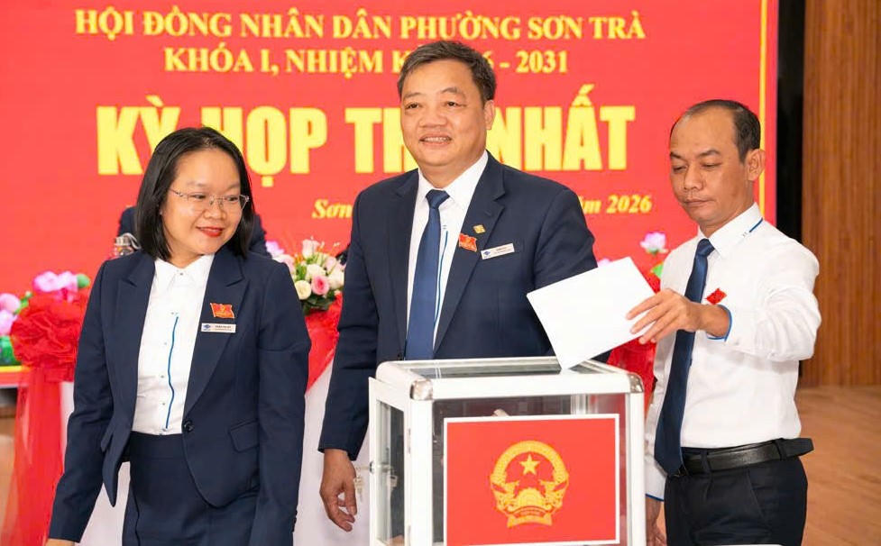 Ông Đinh Vui (giữa) tiếp tục được tín nhiệm bầu giữ chức Chủ tịch UBND phường Sơn Trà. Ảnh: Quang Học.