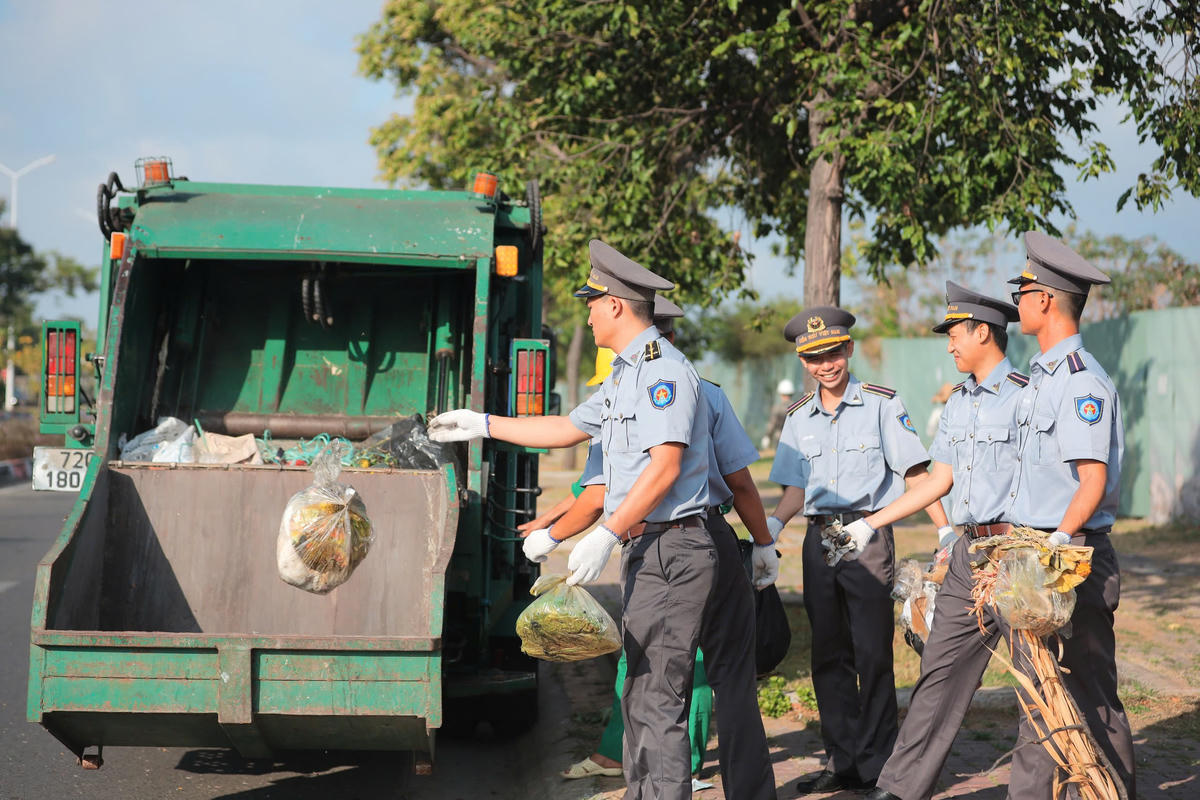 Cảnh sát biển chung tay bảo vệ môi trường