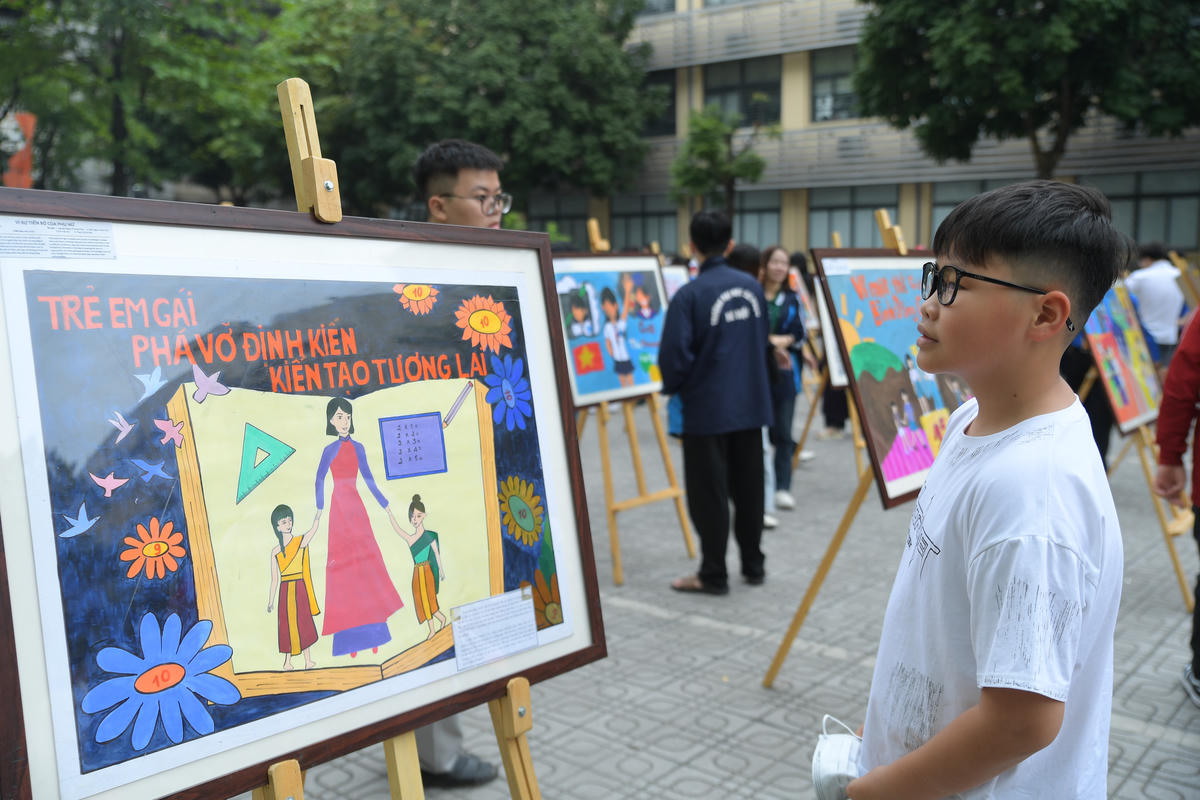 Học sinh tham quan, tìm hiểu các tác phẩm tranh với thông điệp về bình đẳng giới và trao quyền cho trẻ em gái trong một hoạt động ngoại khóa, qua đó góp phần nâng cao nhận thức và khuyến khích nữ sinh tự tin theo đuổi ước mơ, đặc biệt trong các lĩnh vực STEAM.