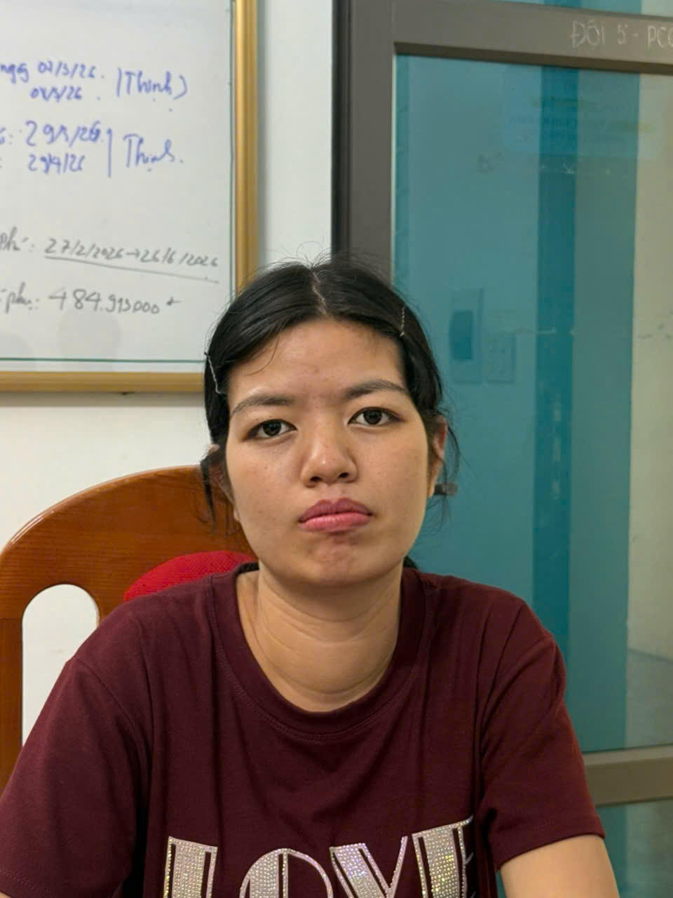 Đối tượng Chu Thị Hòa (SN 1990, trú tại thôn 5, xã Vĩnh Hưng, tỉnh Phú Thọ) bị Cơ quan Cảnh sát điều tra Công an tỉnh Lào Cai khởi tố về tội “Vi phạm quy định về an toàn thực phẩm”. Ảnh: Thiên Bình.