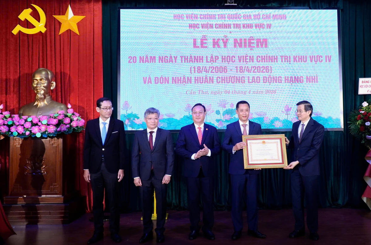 PGS.TS Đoàn Minh Huấn đã trao Huân chương Lao động hạng Nhì cho Học viện Chính trị khu vực IV. Ảnh: Trung Kiên.