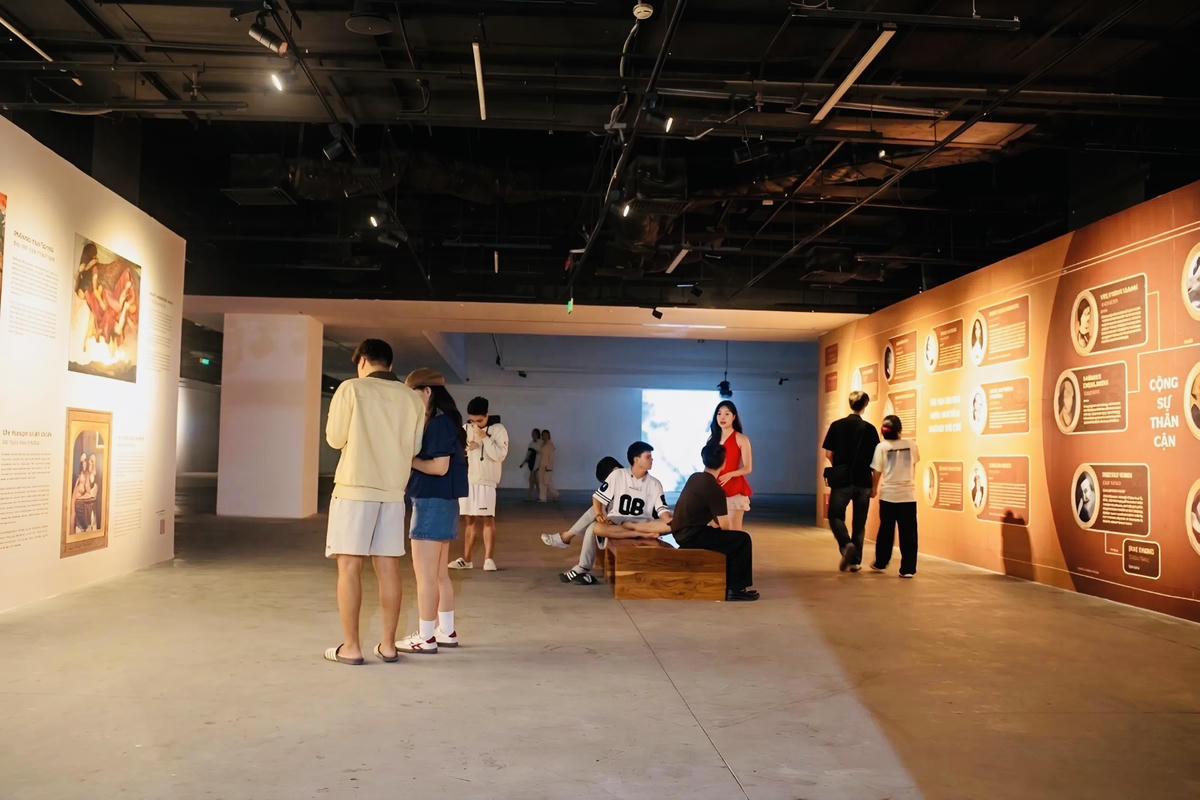 Hơn 200 tác phẩm thuộc trường phái Tiền Raphael được giới thiệu dưới hình thức trình chiếu kỹ thuật số. Các tác phẩm được sắp xếp trong không gian mở, kết hợp ánh sáng và âm thanh nhằm hỗ trợ việc quan sát và tiếp cận nội dung.