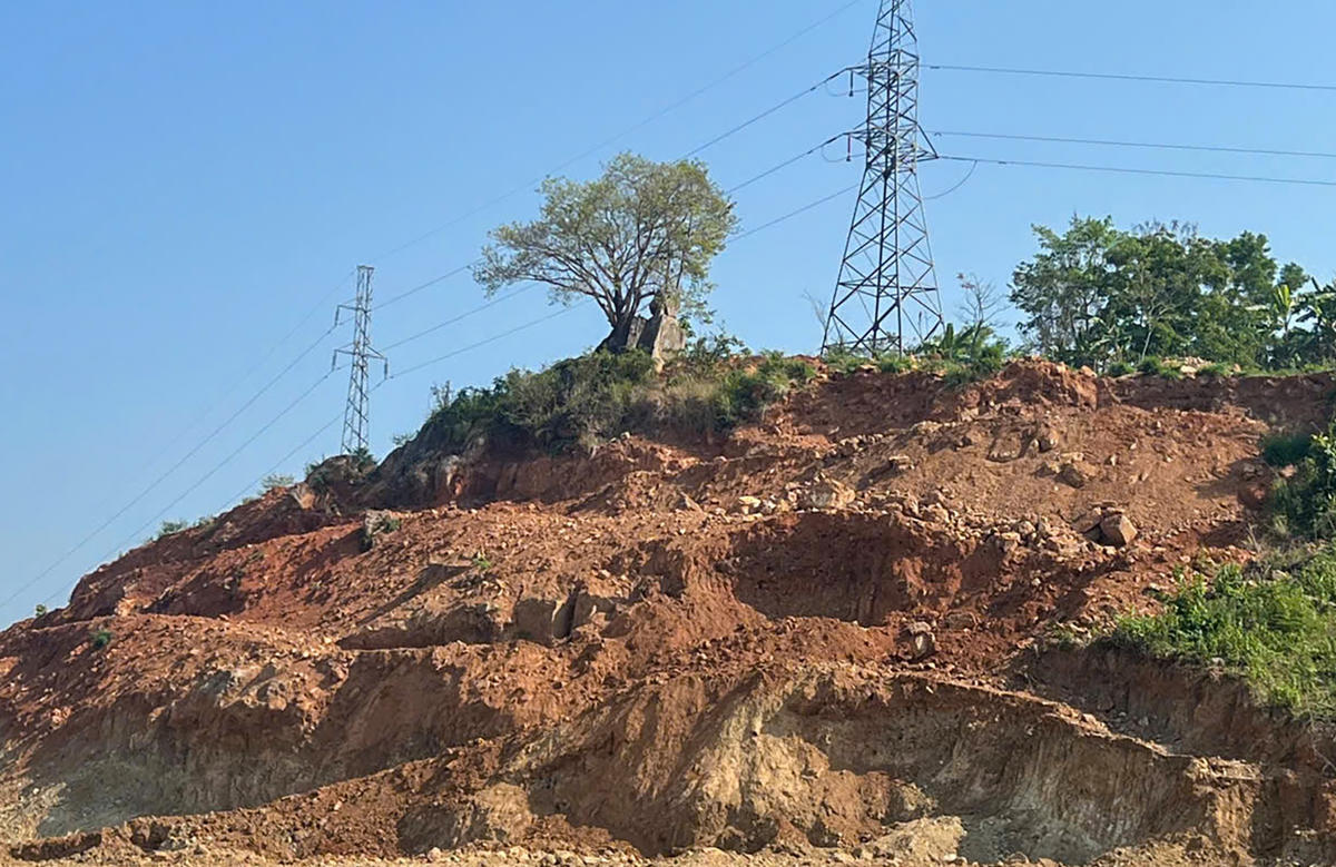 Khu đất bị khai thác trái phép nằm ngay dưới đường điện tại xã Diên Lạc.