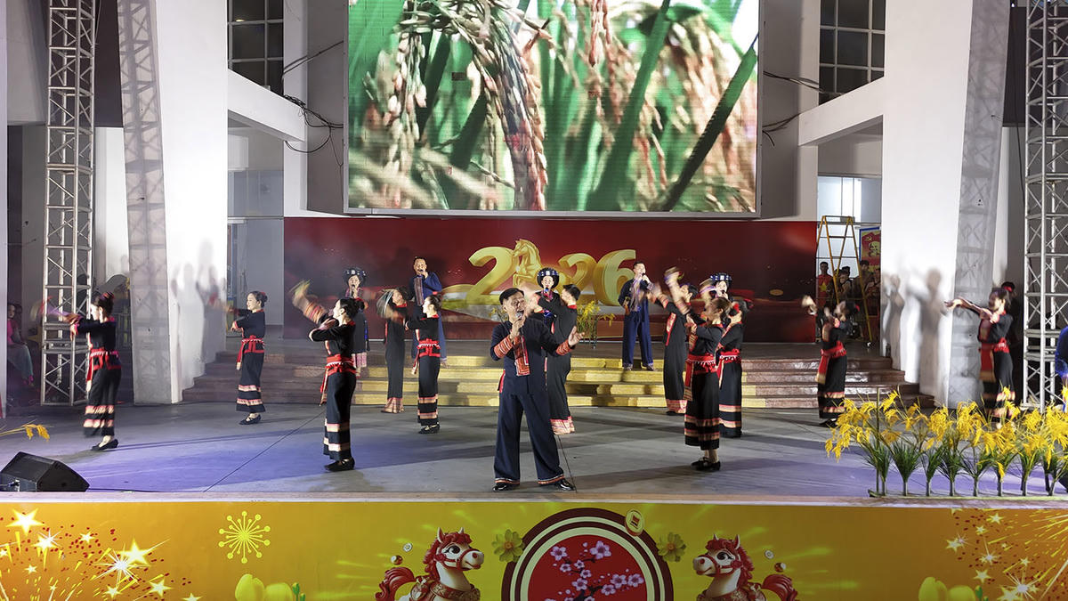 Một tiết mục biểu diễn tối ngày 2/4, tại Quảng trường 25/2, phường Uông Bí, tỉnh Quảng Ninh