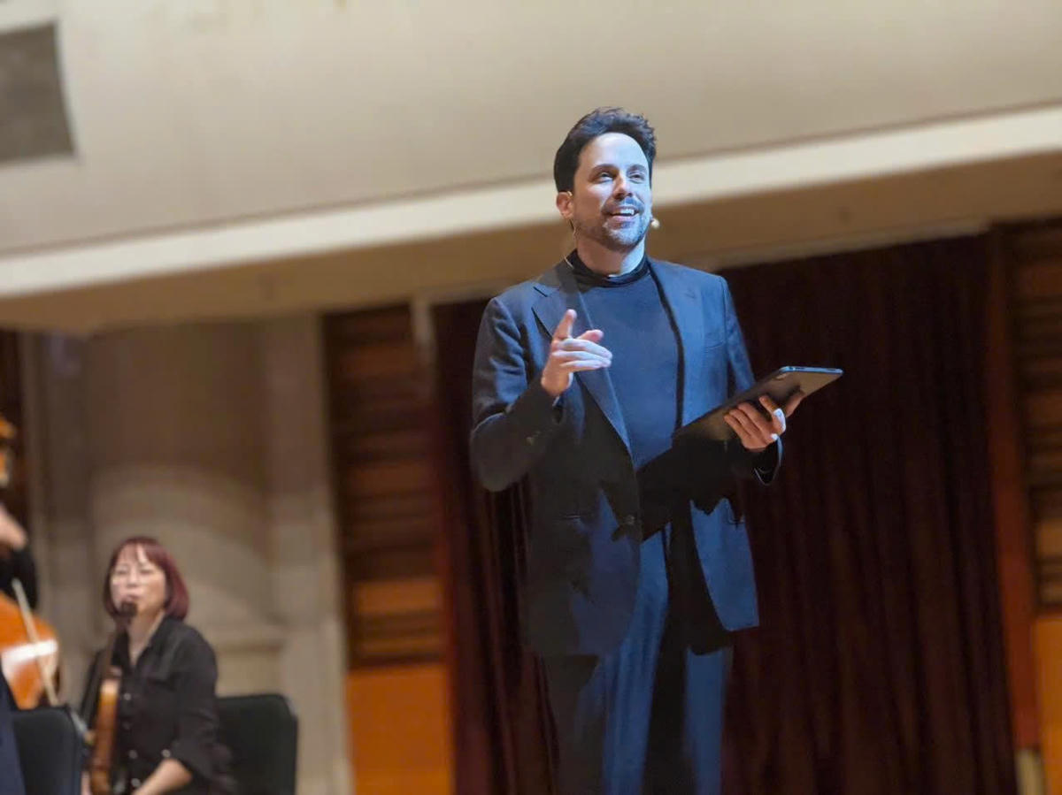  Nhạc trưởng Olivier Ochanine, Giám đốc âm nhạc của Dàn nhạc Giao hưởng Mặt trời.