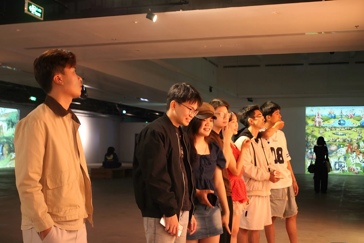 Nhiều khán giả dừng lại tại khu vực giới thiệu về các họa sĩ sáng lập Hội Huynh đệ Tiền Raphael như John Everett Millais, William Holman Hunt và Dante Gabriel Rossetti. Hệ thống ánh sáng được điều chỉnh phù hợp giúp làm rõ hình ảnh và thông tin đi kèm.