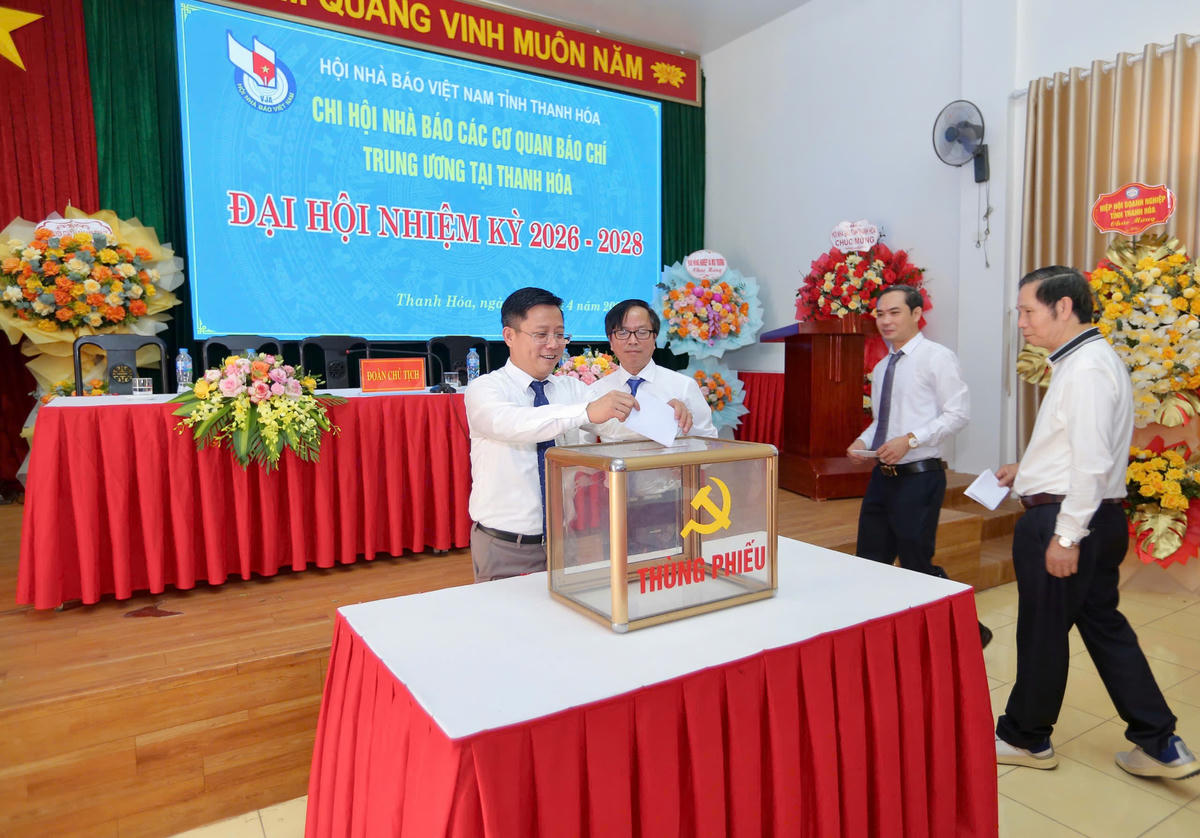 Các đại biểu tiến hành bỏ phiếu, bầu Ban thư ký Chi hội nhiệm kỳ 2026 - 2028. Ảnh: Đình Minh.