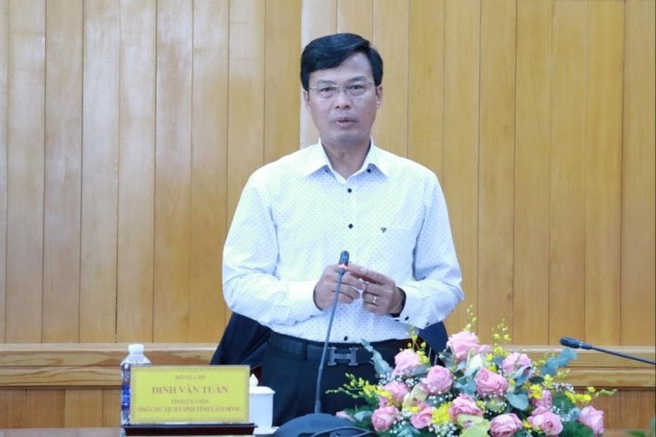Ông Đinh Văn Tuấn, Tỉnh ủy viên, Phó Chủ tịch UBND tỉnh Lâm Đồng phát biểu tại cuộc họp.