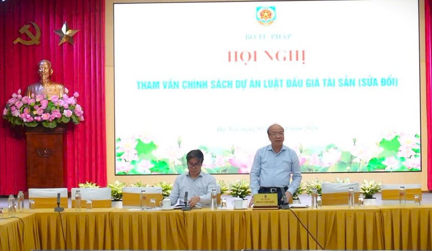 Thứ trưởng Bộ Tư pháp Phan Chí Hiếu phát biểu tại Hội nghị. Ảnh: G.B.