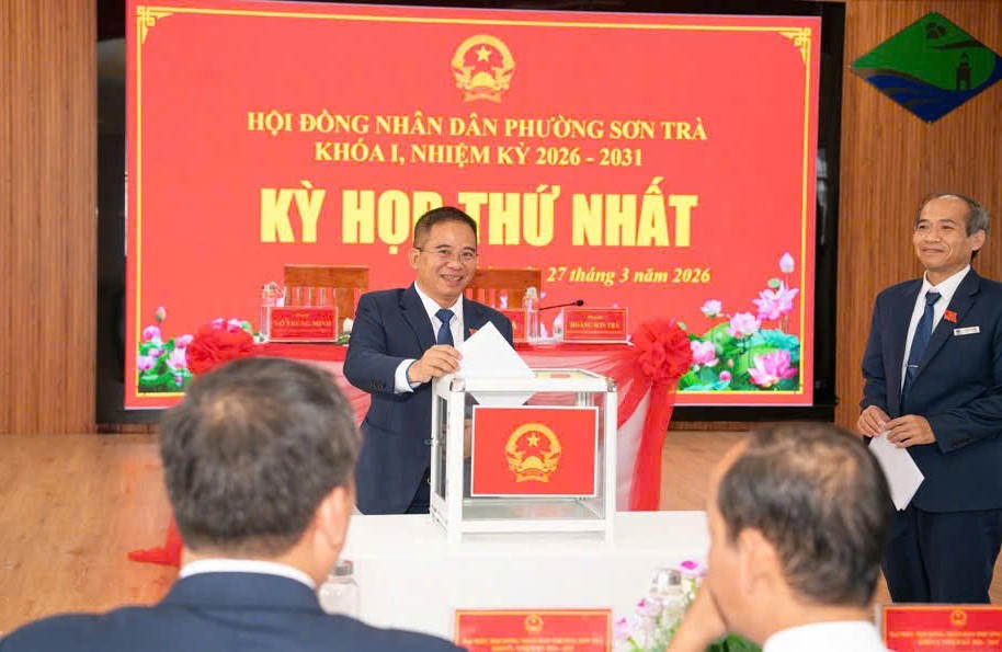 Ông Hoàng Sơn Trà, Bí thư Đảng ủy được bầu giữ chức Chủ tịch HĐND phường. Ảnh: Quang Học.
