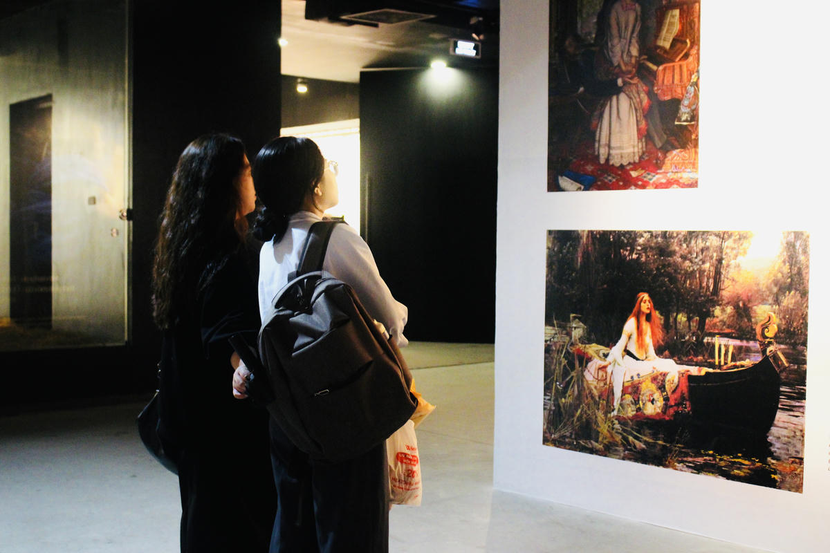 Theo ghi nhận, khán giả dừng lại lâu trước các tác phẩm có hình tượng phụ nữ – chủ đề xuyên suốt triển lãm. Nhiều người chú ý đến chi tiết trang phục và bối cảnh thiên nhiên trong tranh.