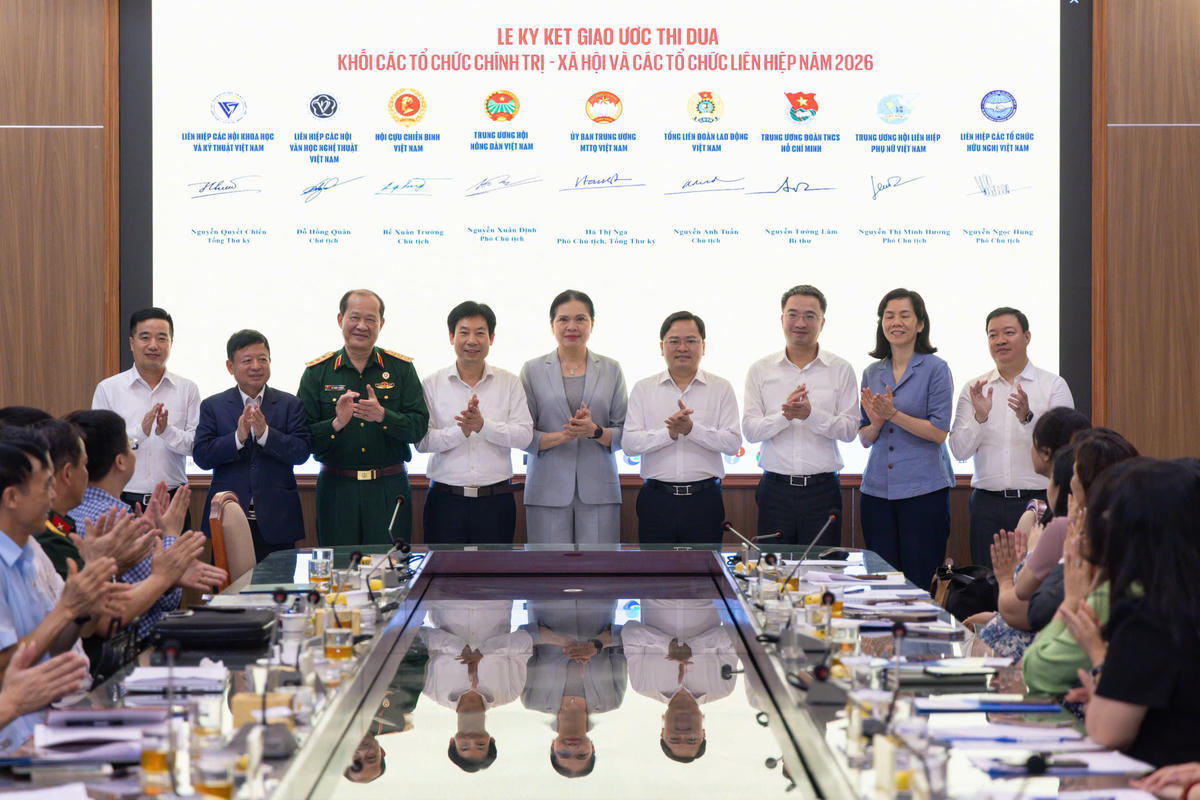 Phó Chủ tịch - Tổng Thư ký Hà Thị Nga và đại diện các tổ chức thành viên Khối thi đua ký kết Giao ước thi đua năm 2026. Ảnh: Quang Vinh.