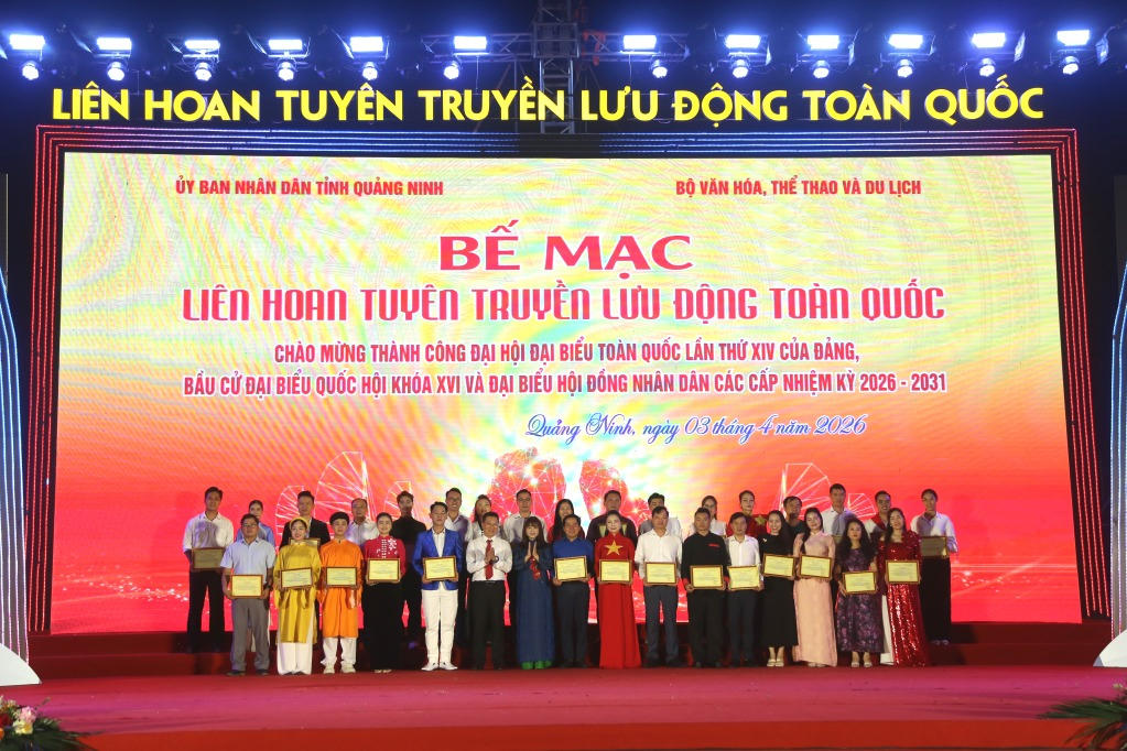 Ban Tổ chức trao tặng A cho các đơn vị