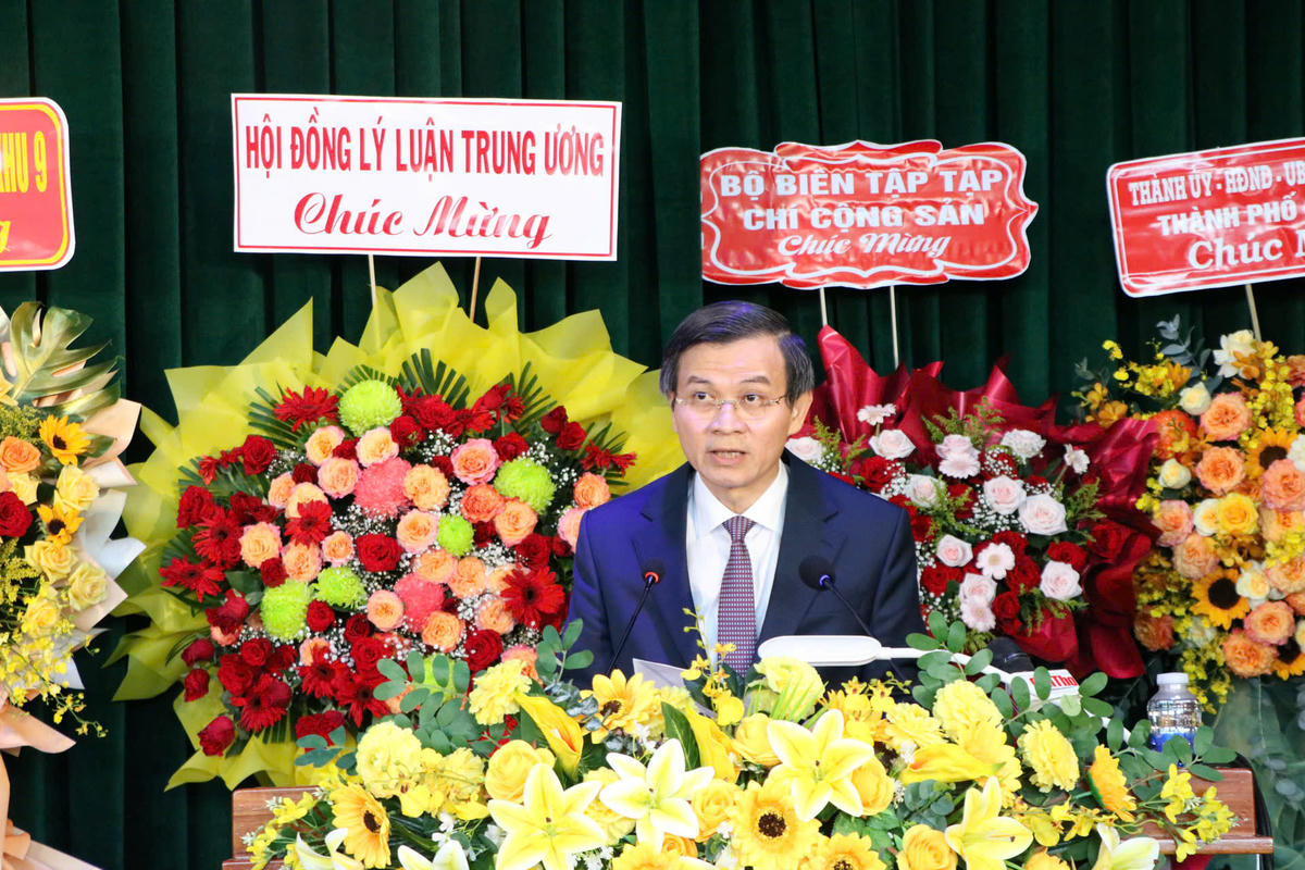 PGS.TS Đoàn Minh Huấn, Ủy viên Bộ Chính trị, Giám đốc Học viện Chính trị quốc gia Hồ Chí Minh phát biểu chỉ đạo tại buổi lễ. Ảnh: Trung Kiên.