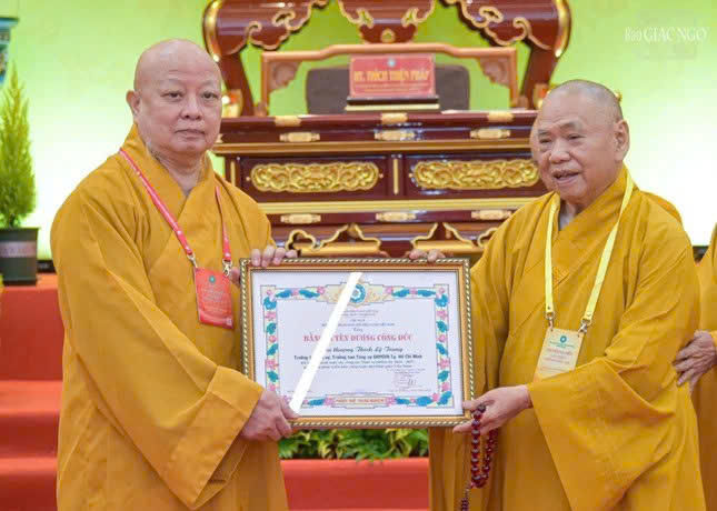 Trưởng lão Hòa thượng Thích Thiện Pháp trao Bằng tuyên dương công đức của Giáo hội Phật giáo Việt Nam cho đại diện Giáo hội Phật giáo Việt Nam TP Hồ Chí Minh. Ảnh: BGN.