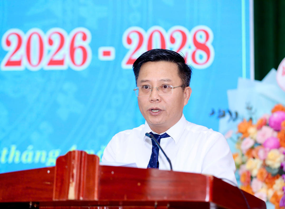 Nhà báo Nguyễn Anh Tuấn - Phó Trưởng Văn phòng, Phụ trách Văn phòng đại diện Báo Đại Đoàn kết khu vực Bắc Trung Bộ, Thư ký Chi hội phát biểu tại đại hội. Ảnh: Đình Minh.