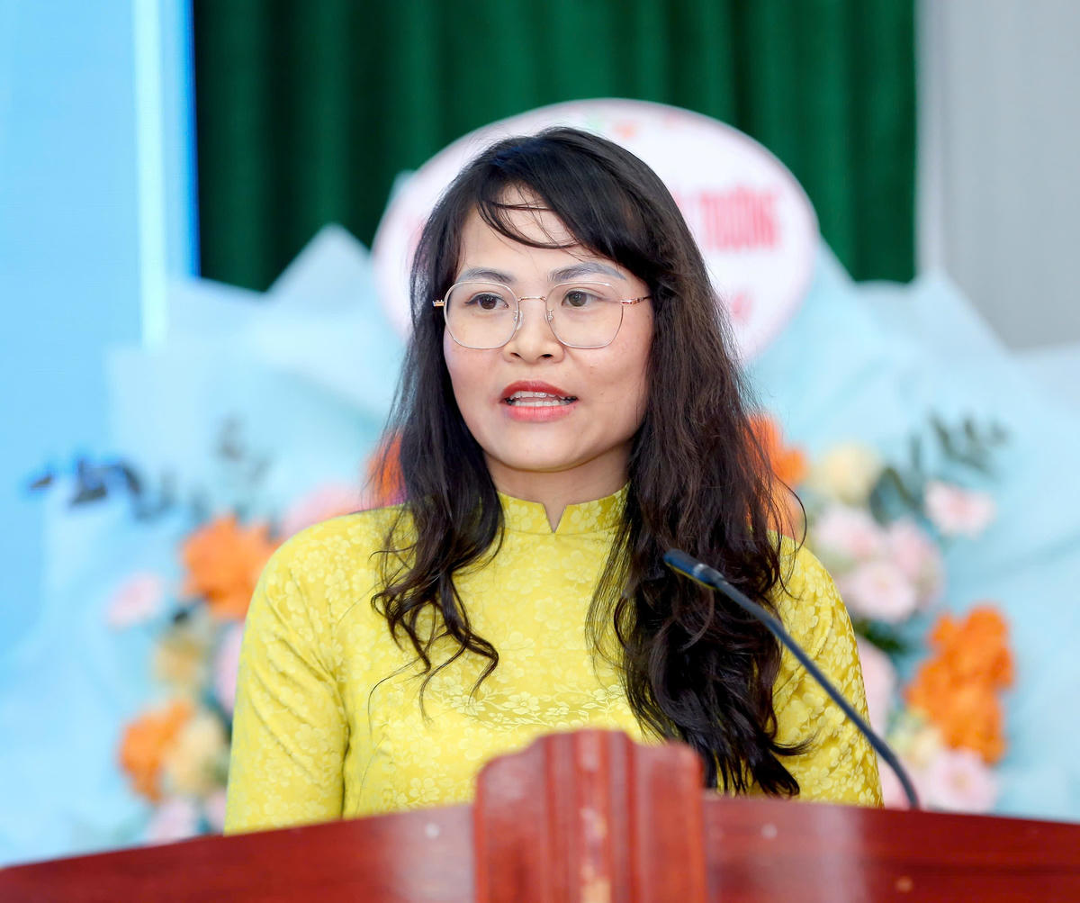 Nhà báo Đinh Thị Huê - Báo Bảo vệ pháp luật trình bày tham luận. Ảnh: Đình Minh.