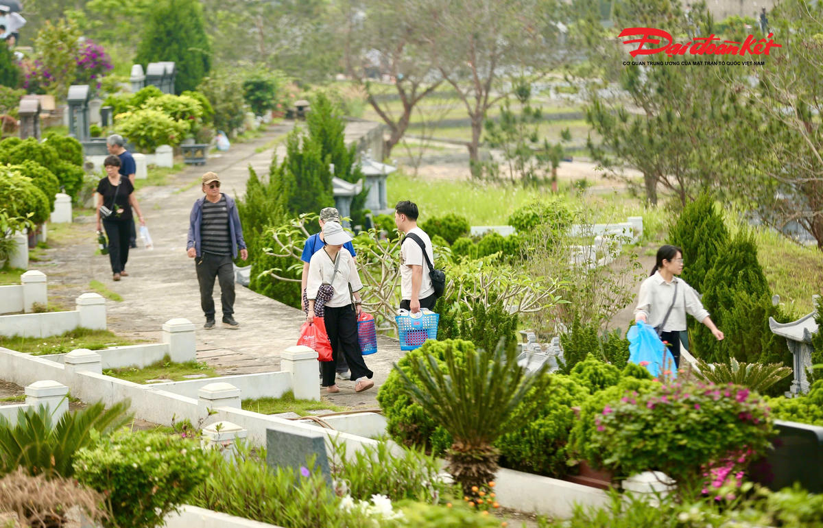 Gần 1.500 ngày viết nhật ký gửi chồng và buổi tảo mộ đặc biệt