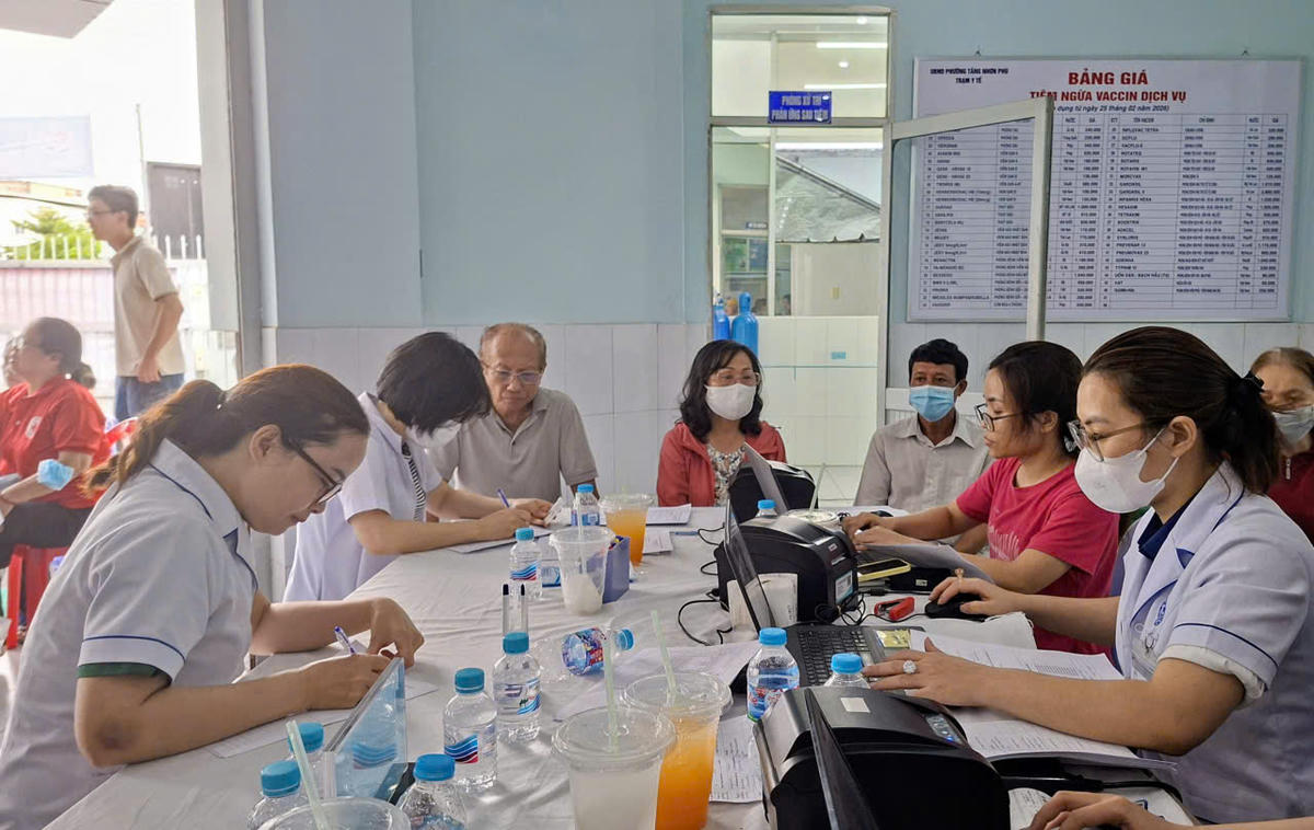 Các bệnh viện huy động đông đảo y bác sĩ phục vụ công tác khám bệnh miễn phí ngày 5/4. Ảnh: S.X