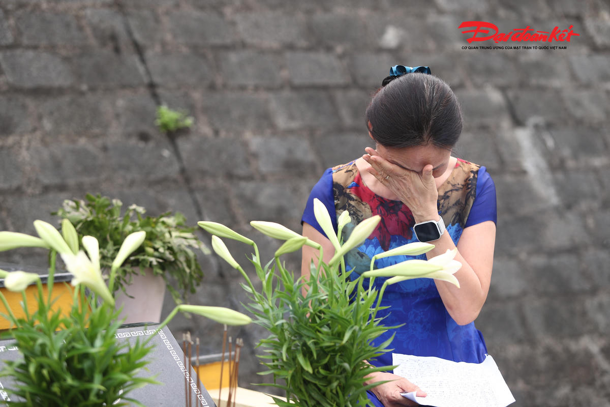 Gần 1.500 ngày viết nhật ký gửi chồng và buổi tảo mộ đặc biệt