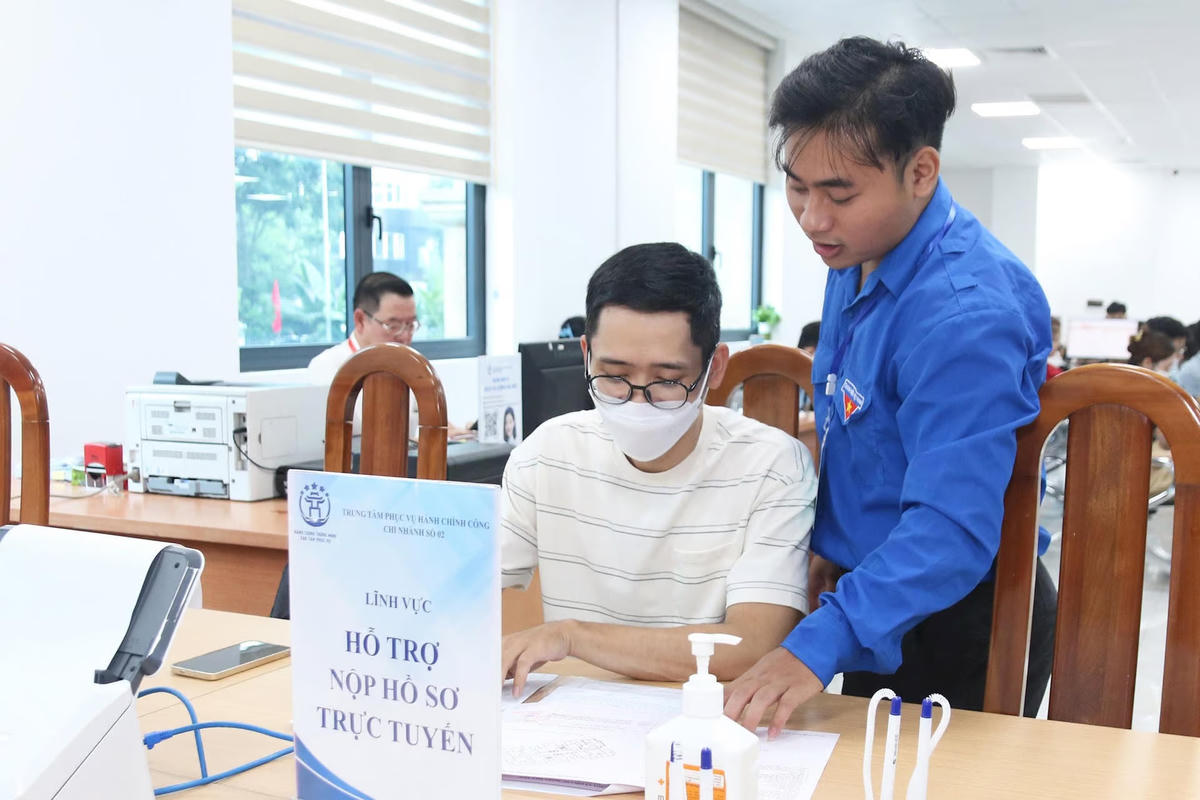Đội hình thanh niên tình nguyện hỗ trợ thủ tục hành chính tại Trung tâm phục vụ hành chính công phường Cầu Giấy (Hà Nội). Ảnh: Tiến Đạt.
