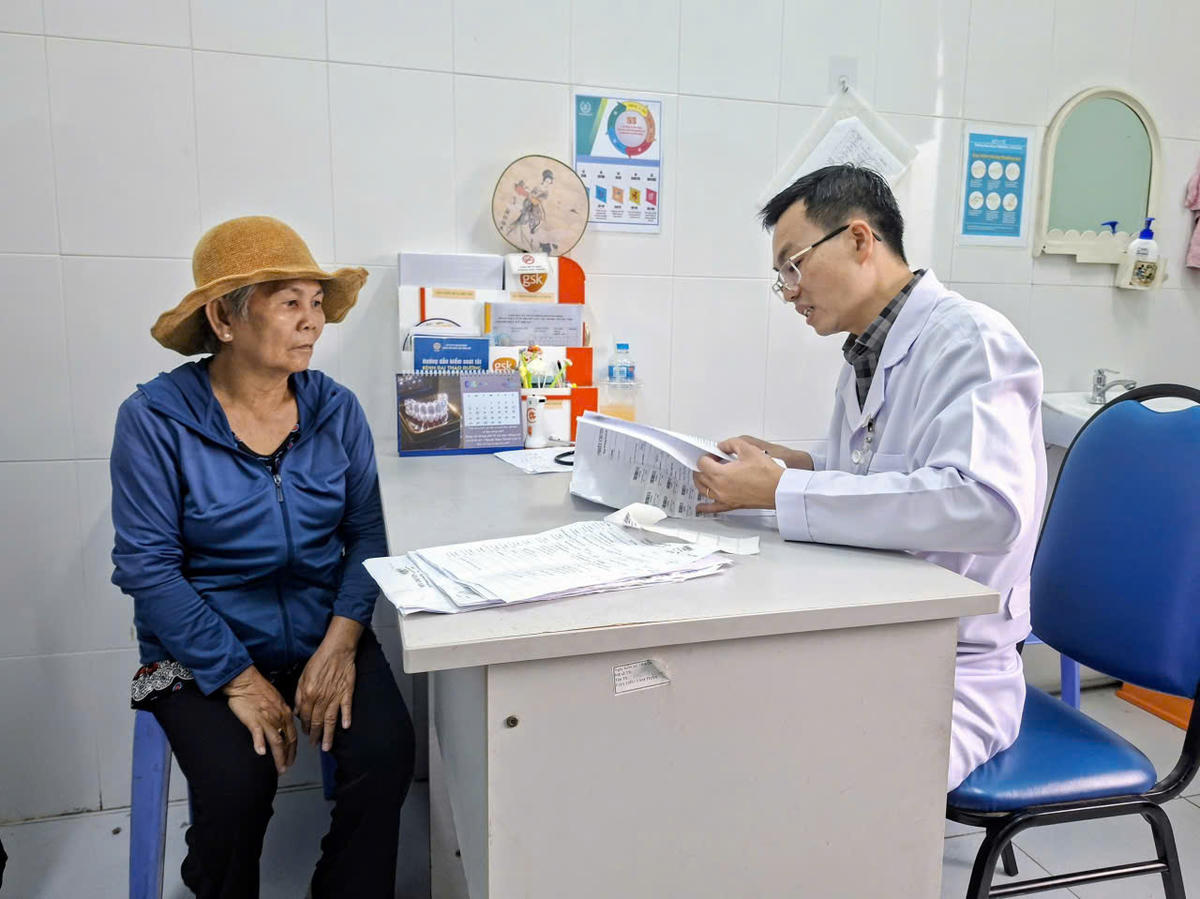 Nhiều người lớn tuổi quan tâm khám bệnh và tầm soát bệnh ung thư. Ảnh: S.X