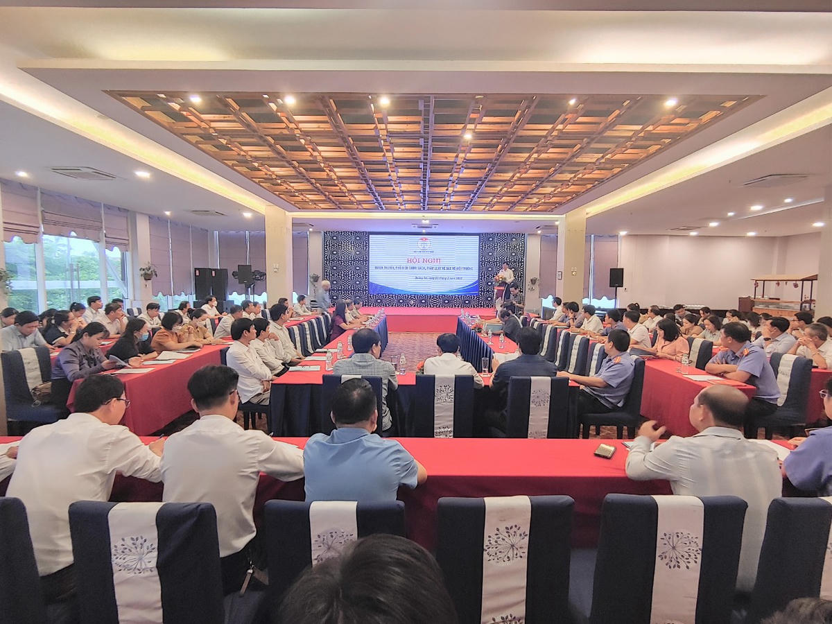 Ủy ban MTTQ Việt Nam xã Cửa Việt (tỉnh Quảng Trị) tổ chức Hội nghị tuyên truyền pháp luật về phòng, chống khai thác thủy sản bất hợp pháp, không khai báo và không theo quy định IUU. Ảnh: Nguyễn Lệ.