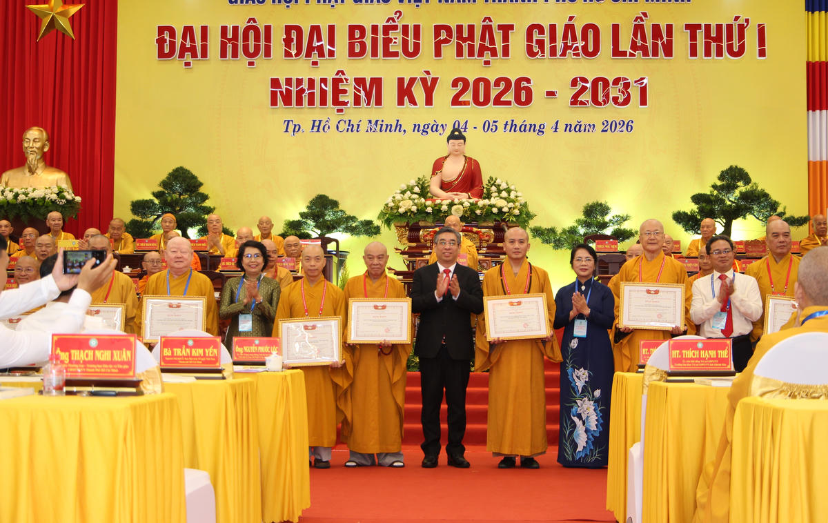 Lãnh đạo TP Hồ Chí Minh tặng Bằng khen của UBND thành phố đến Ban Trị sự Giáo hội Phật giáo thành phố. Ảnh: Q.Đ.
