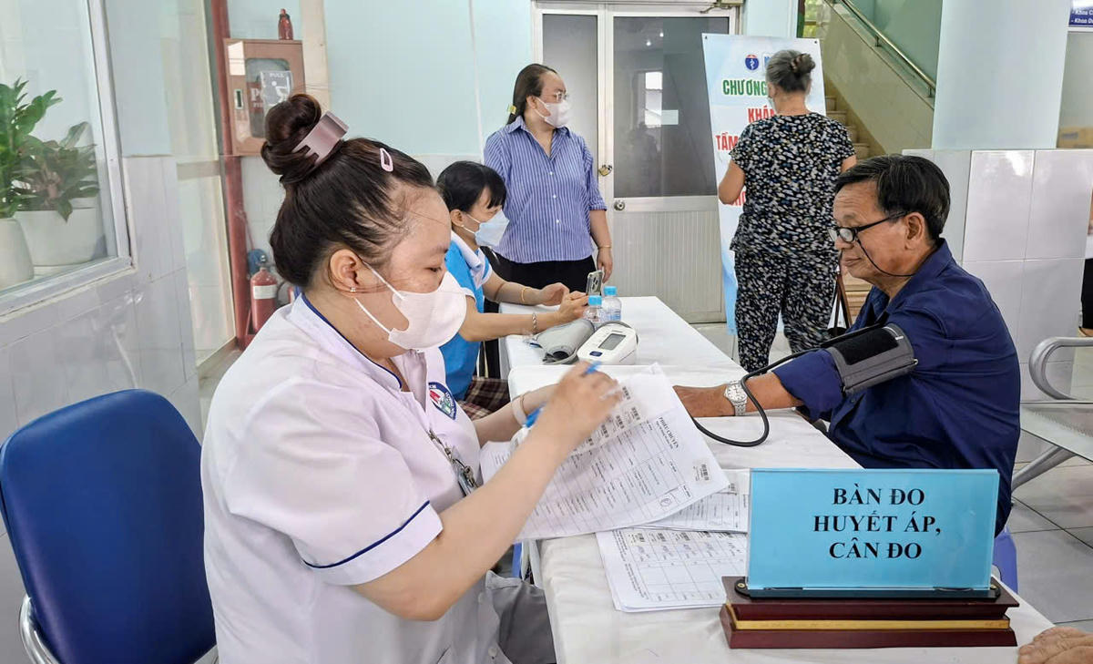 Nhiều người dân mong muốn, thành phố thường xuyên tổ chức các đợt khám bệnh miễn phí. Ảnh: S.X