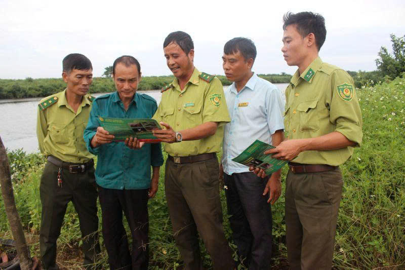 Lực lượng chức năng ở địa phương tuyên truyền tới người dân các quy định bảo vệ Vườn quốc gia Xuân Thủy. Ảnh: Quang Chiều