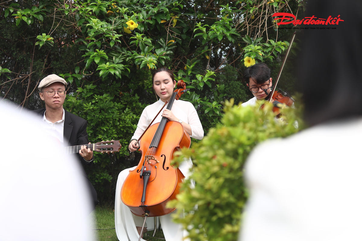 Gần 1.500 ngày viết nhật ký gửi chồng và buổi tảo mộ đặc biệt