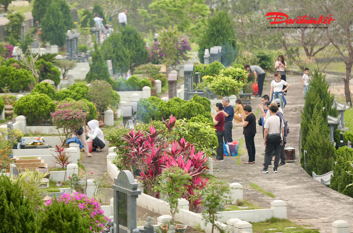 Người dân mang theo hương hoa, lễ vật đến tảo mộ, tưởng nhớ tổ tiên tại một công viên trong dịp Tết Thanh minh.