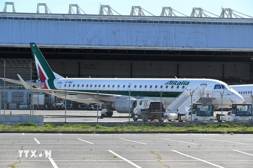 Máy bay của Hãng hàng không quốc gia Italy Alitalia tại sân bay Fiumicimo, Rome. Ảnh: THX/TTXVN.