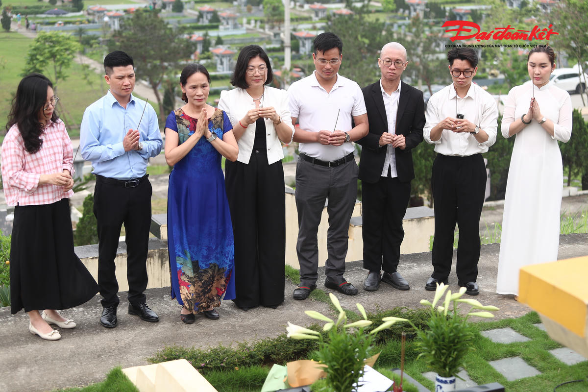 Gần 1.500 ngày viết nhật ký gửi chồng và buổi tảo mộ đặc biệt