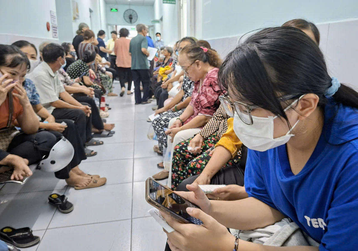 Nhiều người dân tại TP Hồ Chí Minh tham gia khám bênh miễn phí tại nơ cư trú. Ảnh: S.X