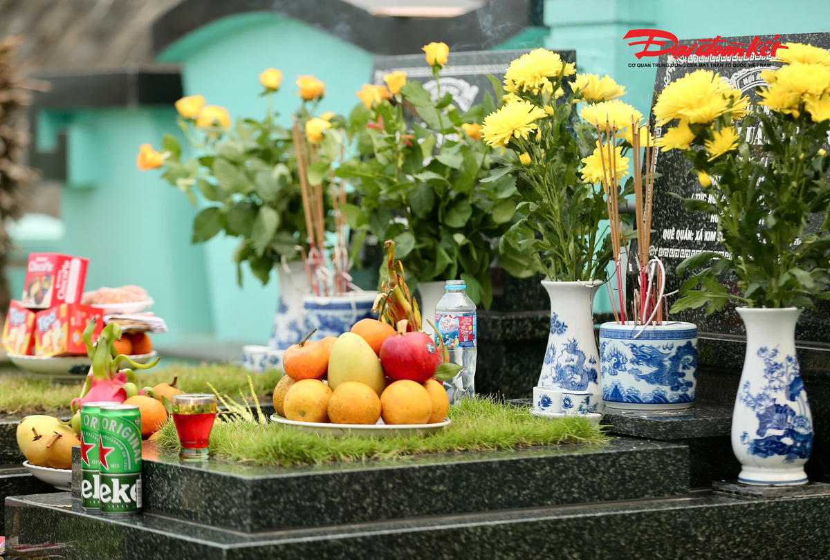 Gần 1.500 ngày viết nhật ký gửi chồng và buổi tảo mộ đặc biệt