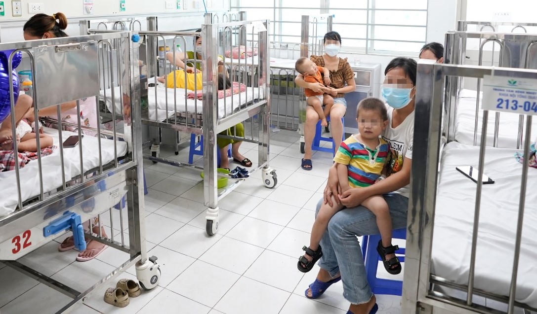 Trẻ mắc tay chân miệng được chăm sóc và điều trị tại Bệnh viện Nhi Trung ương. Ảnh: Đ.T.