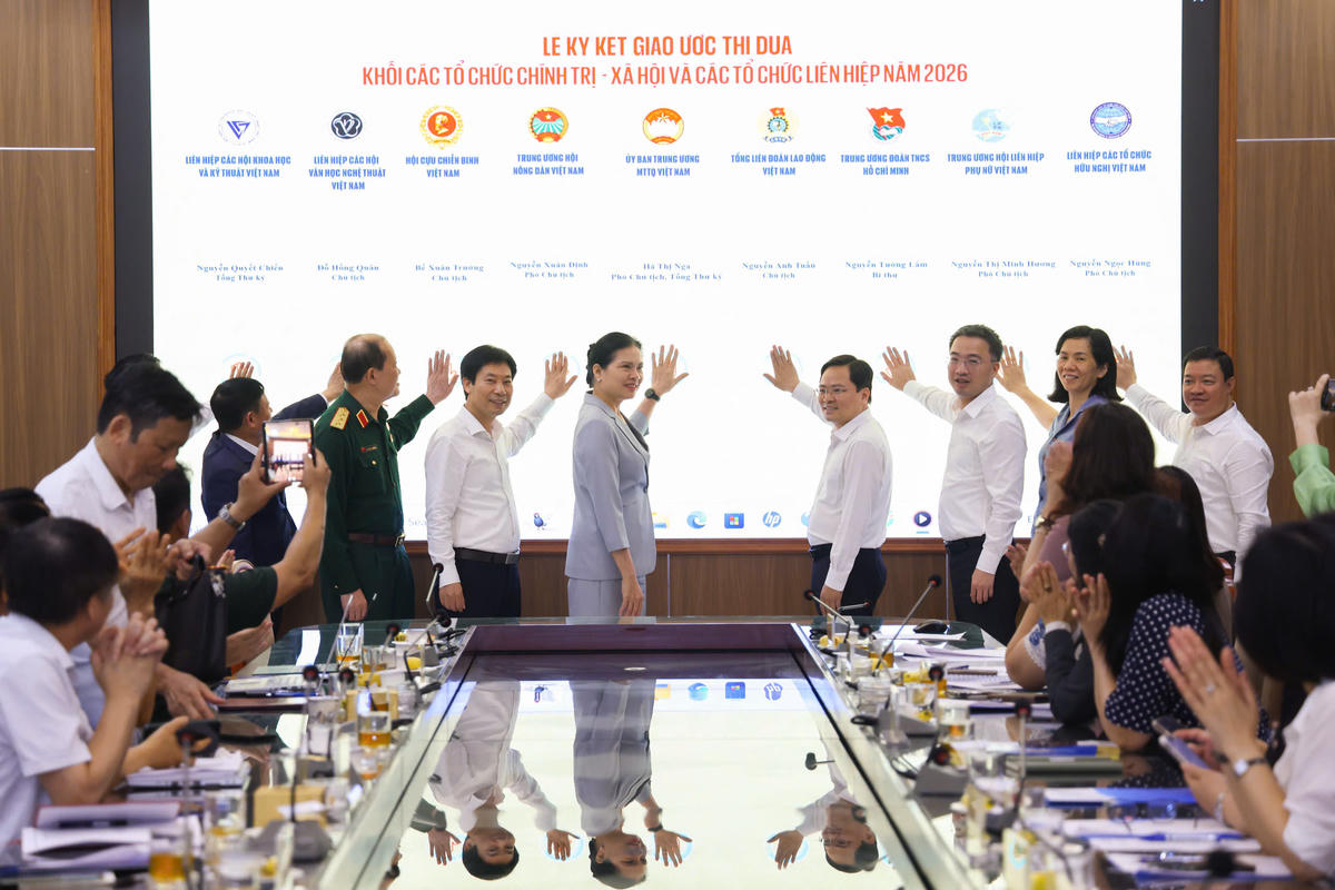 Phó Chủ tịch - Tổng Thư ký UBTƯ MTTQ Việt Nam Hà Thị Nga và đại diện các tổ chức thành viên Khối thi đua ký kết Giao ước thi đua năm 2026. Ảnh: Quang Vinh.