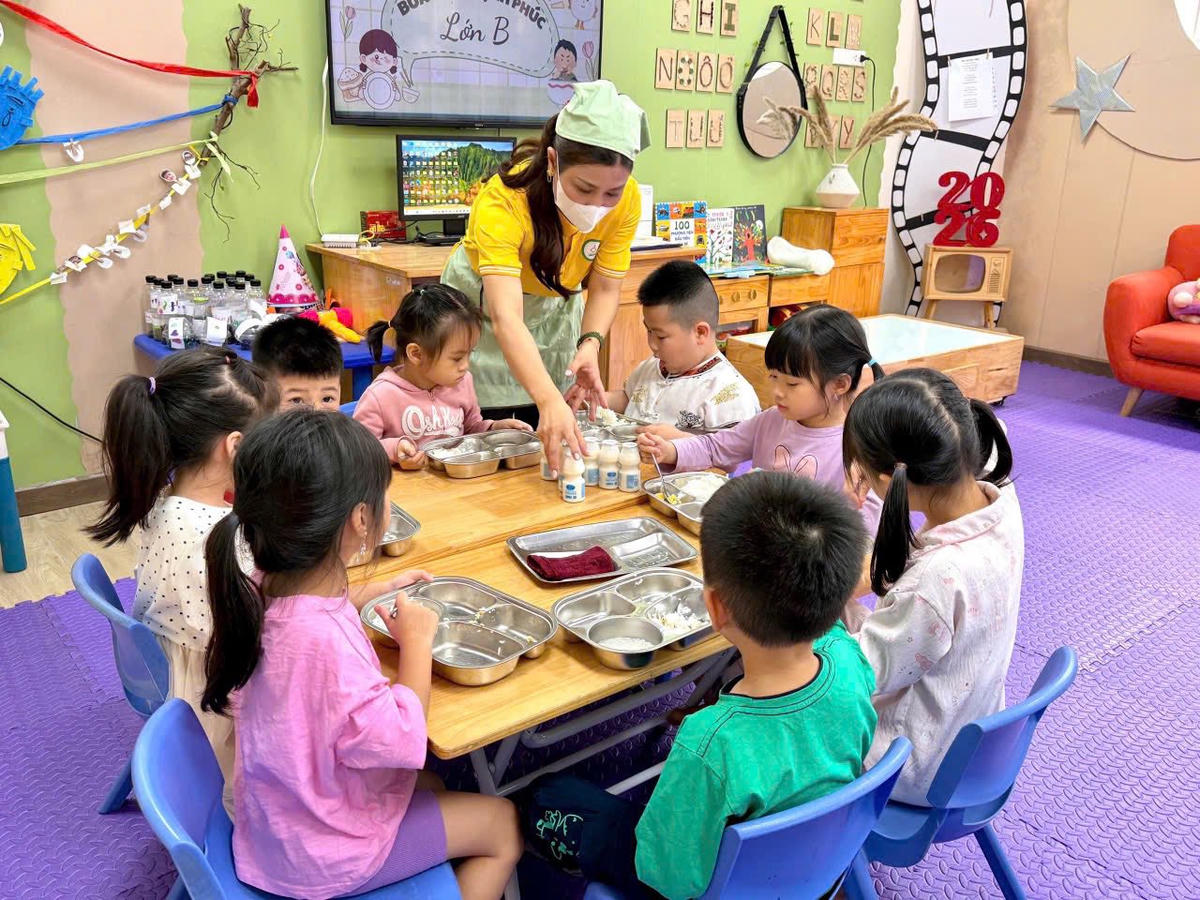 Bữa ăn bán trú Tại Trường Mầm non Tháng Tám (phường Hoàn Kiếm, Hà Nội). Ảnh: NTCC.