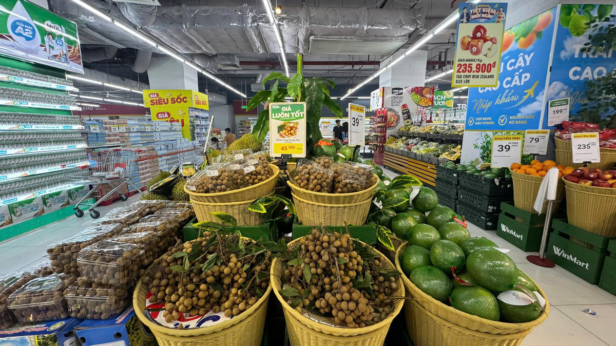 Một số hệ thống siêu thị nỗ lực ghìm giá, bảo vệ sức mua. Ảnh: Lê Minh.