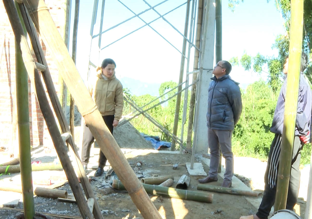 Người dân xã Dào San (tỉnh Lai Châu) tích cực giám sát các dự án trên địa bàn, đảm bảo tiến độ, chất lượng thực hiện. Ảnh: Nguyễn Tùng.