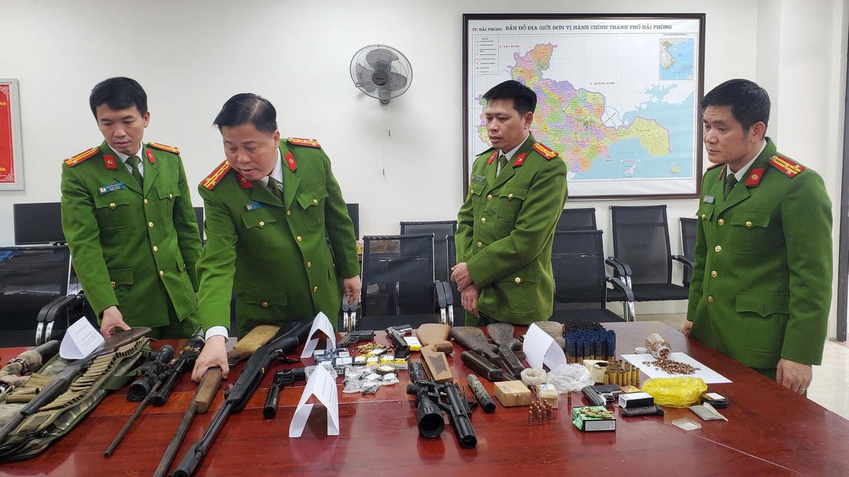 Đại tá Bùi Trung Thành, Phó Giám đốc, Thủ trưởng Cơ quan CSĐT Công an thành phố Hải Phòng chỉ đạo Phòng Cảnh sát Hình sự xác lập, đấu tranh chuyên án.