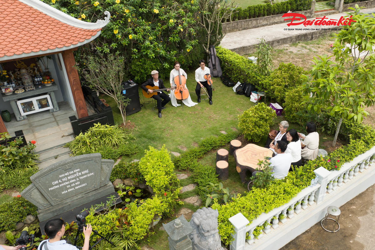 Gần 1.500 ngày viết nhật ký gửi chồng và buổi tảo mộ đặc biệt