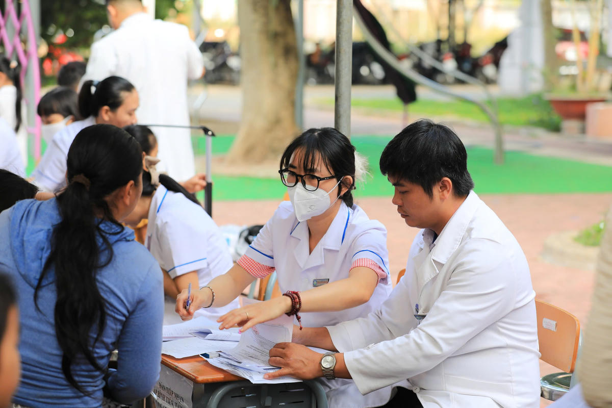 Nhiều phụ huynh đưa trẻ nhỏ đi khám bệnh miễn phí. Ảnh: T.T