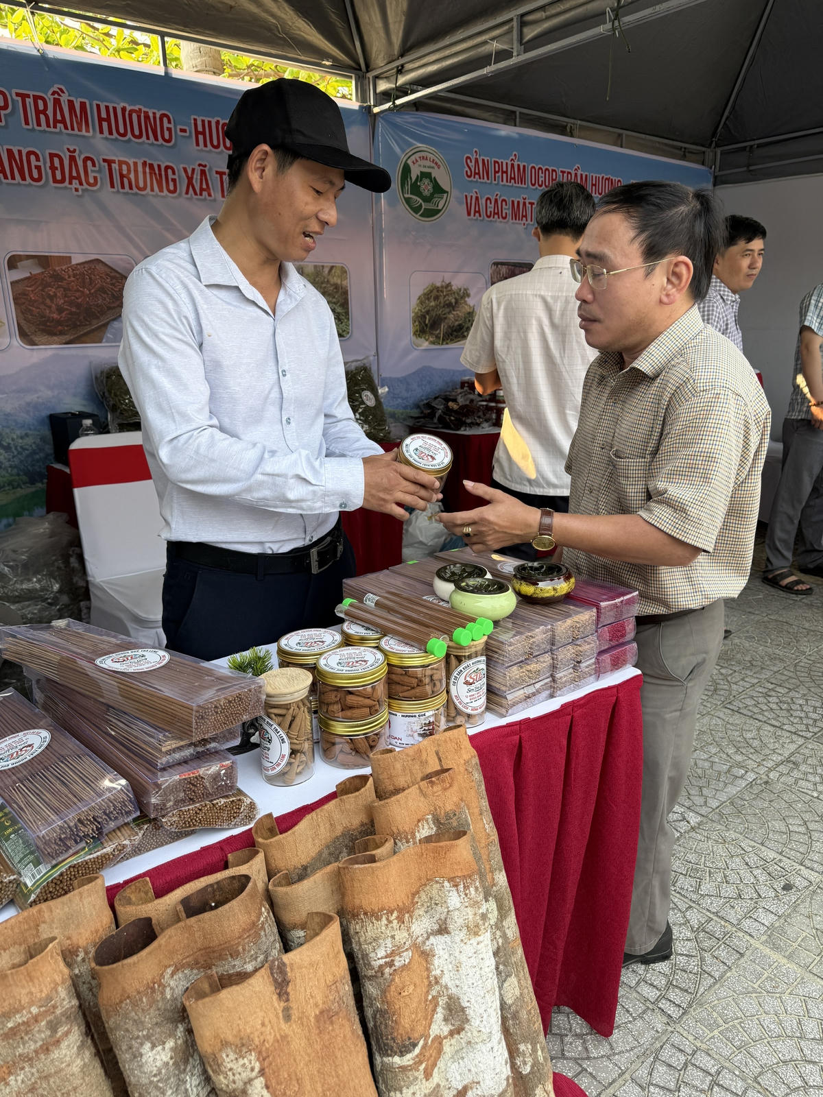 Sản vật miền núi Trà Leng, Hiệp Đức hút khách tại Lễ hội Cầu ngư biển Đà Nẵng