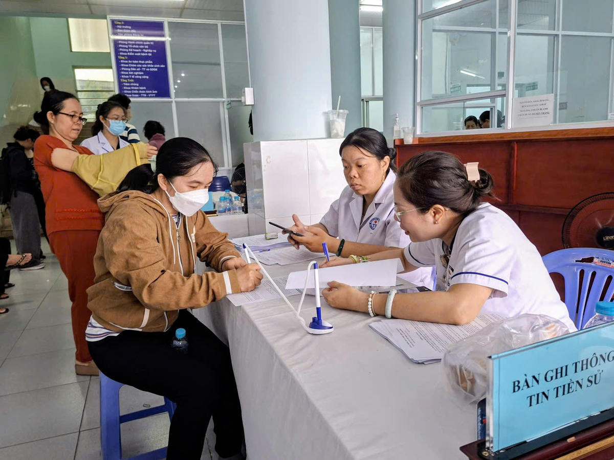 Thủ tục khám bệnh diễn ra nhanh gọn. Ảnh: S.X