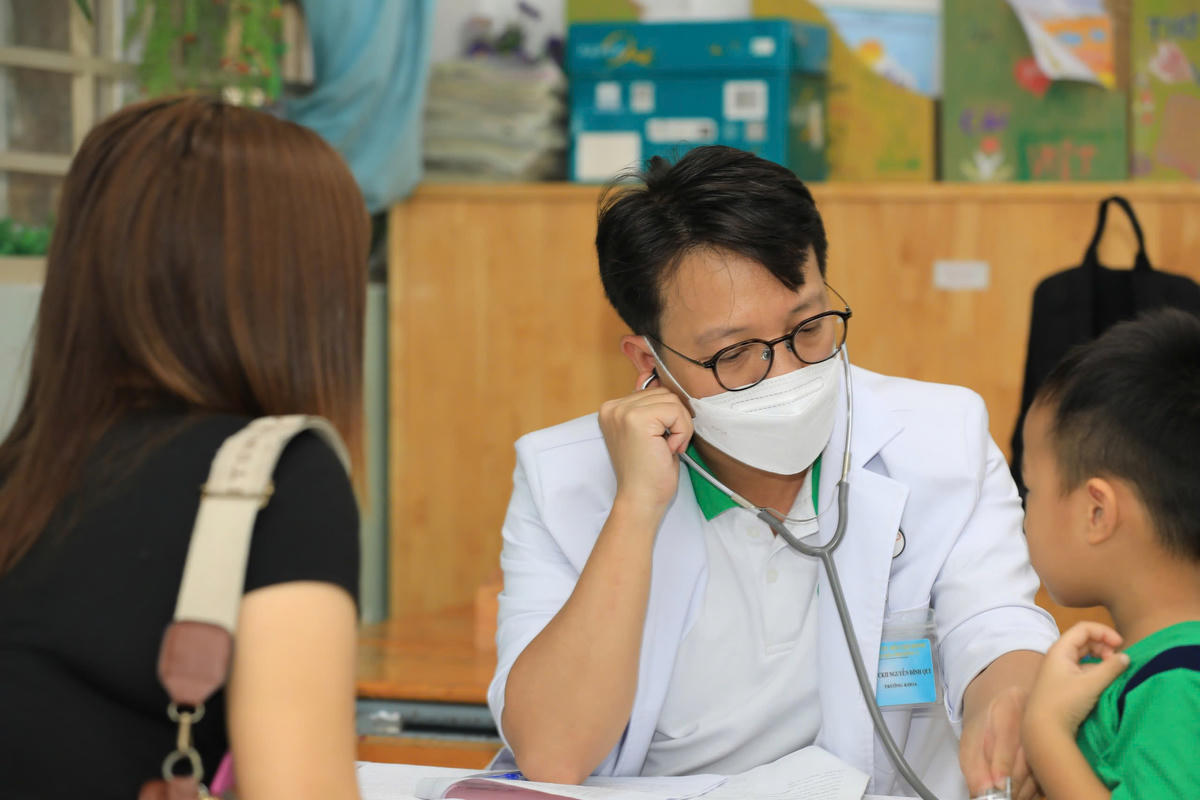 Bác sĩ Bệnh viện Nhi Đồng 2 khám bệnh cho bệnh nhi tập trung tầm soát tim bẩm sinh và béo phì ở trẻ em. Ảnh: T.T