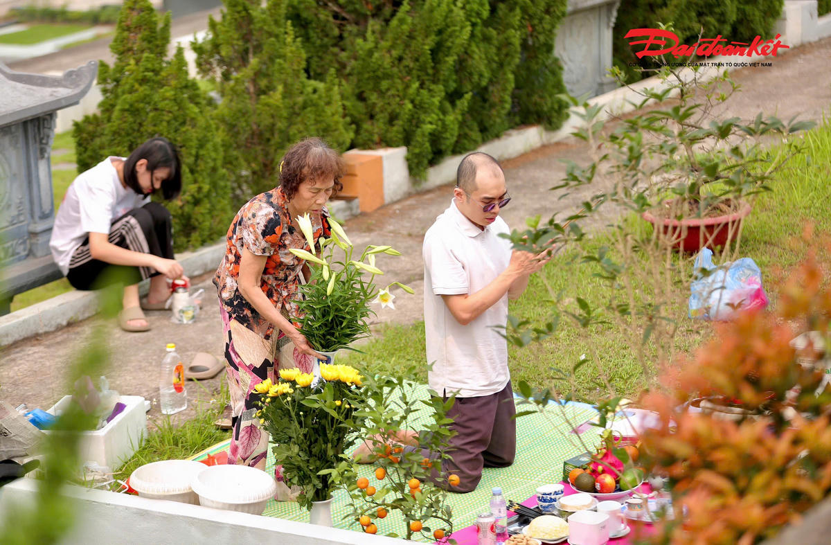 Gần 1.500 ngày viết nhật ký gửi chồng và buổi tảo mộ đặc biệt